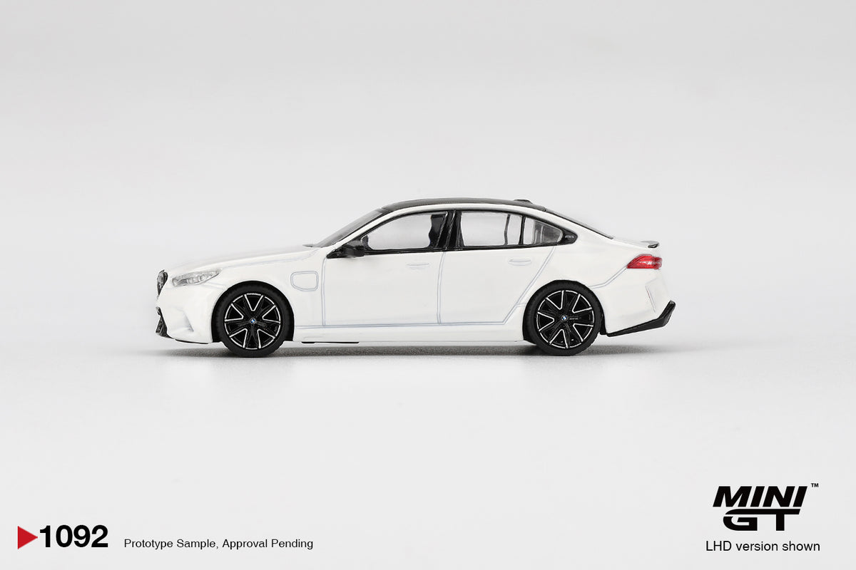 Mini GT – BMW M5 Alpine White – product view 2