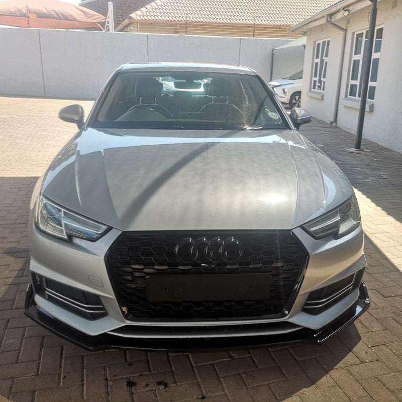 A4 B9 16-19 RS grille w/badge