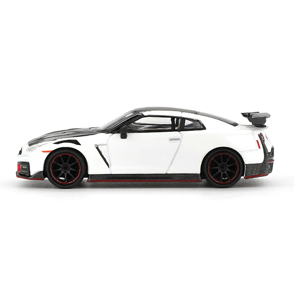 Mini GT – Nissan GT-R Nismo 24 White Pearl – product view 2