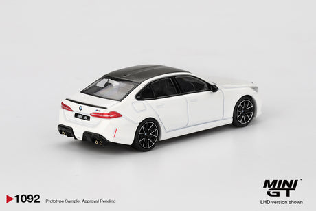 Mini GT – BMW M5 Alpine White – product view 3